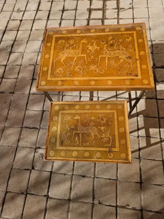 Tavoli ausiliari decorati con animali