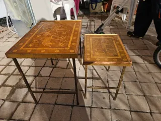 Tavoli ausiliari decorati con animali