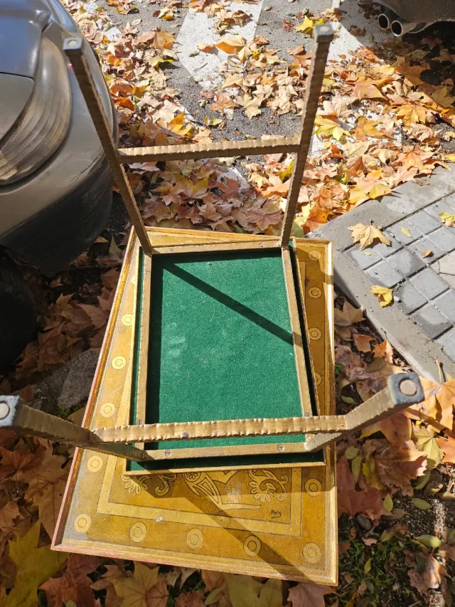 Tavoli ausiliari decorati con animali