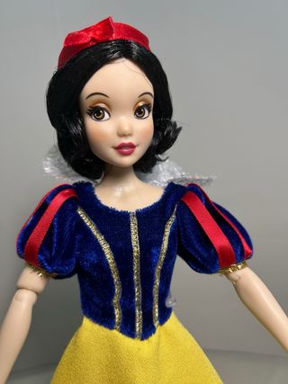 Muñeca Blancanieves con pájaro y cesta