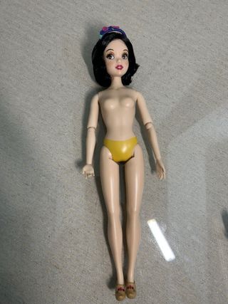 Muñeca Blancanieves con pájaro y cesta