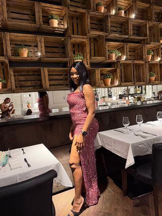 Vestido lentejuelas rosa con escote por un lado