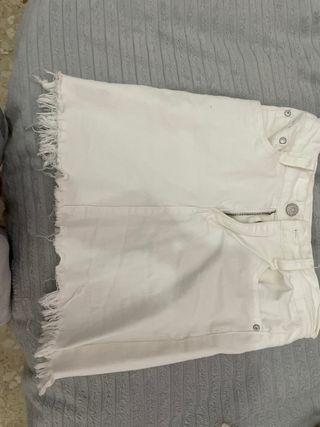 Falda vaquera blanca desgastada