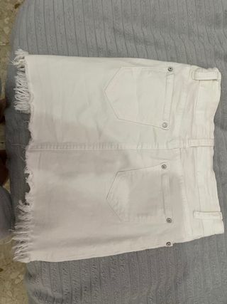Falda vaquera blanca desgastada