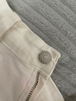 Falda vaquera blanca desgastada