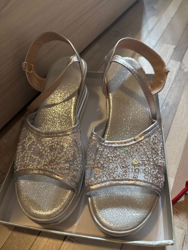 Sandalias doradas y plateadas con brillos