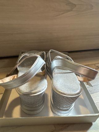 Sandalias doradas y plateadas con brillos