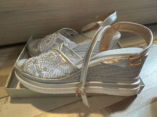 Sandalias doradas y plateadas con brillos