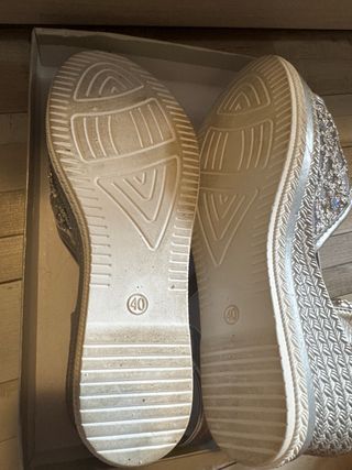 Sandalias doradas y plateadas con brillos