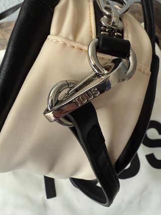 Bolso Tous redondo beige y negro
