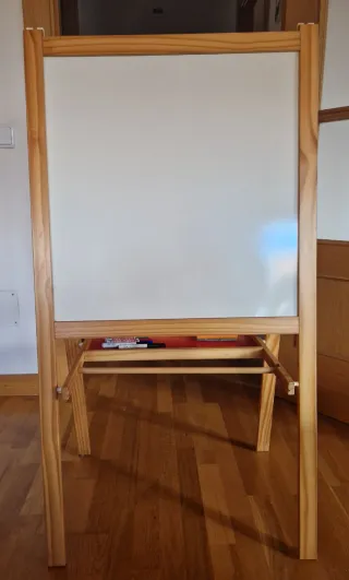 Pizarra Ikea de madera con borrador y rotuladores.