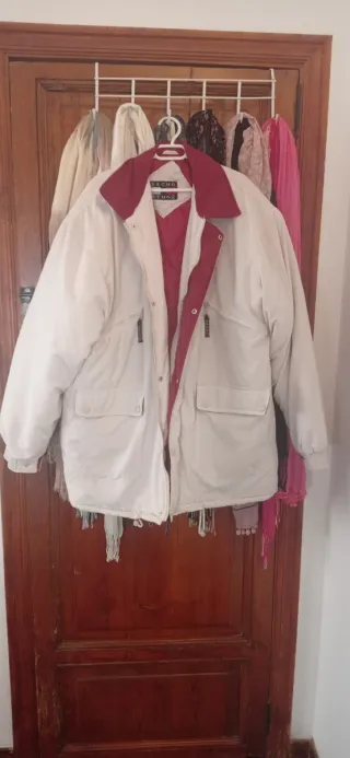 Abrigo blanco y rojo talla XL