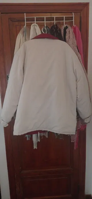 Abrigo blanco y rojo talla XL