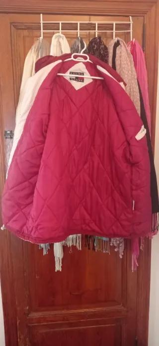 Abrigo blanco y rojo talla XL