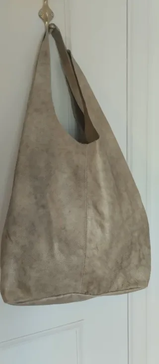 Bolso de piel dorado tipo saco. Nuevo