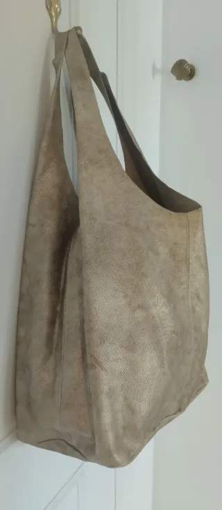 Bolso de piel dorado tipo saco. Nuevo