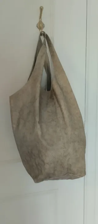 Bolso de piel dorado tipo saco. Nuevo