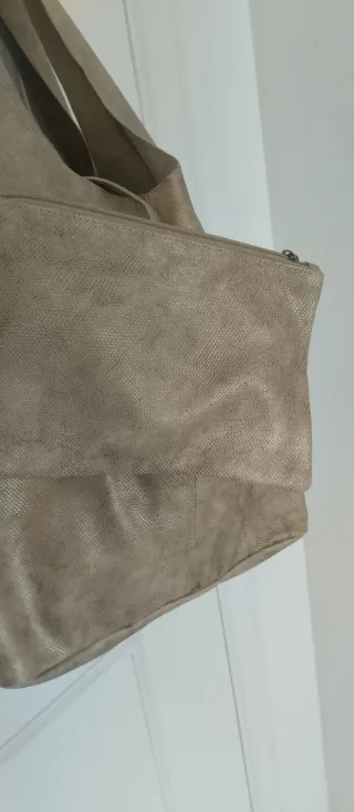 Bolso de piel dorado tipo saco. Nuevo