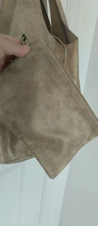 Bolso de piel dorado tipo saco. Nuevo