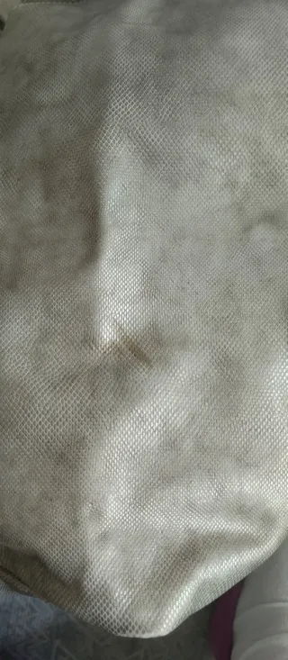 Bolso de piel dorado tipo saco. Nuevo