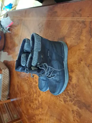 Botas de invierno negras y grises