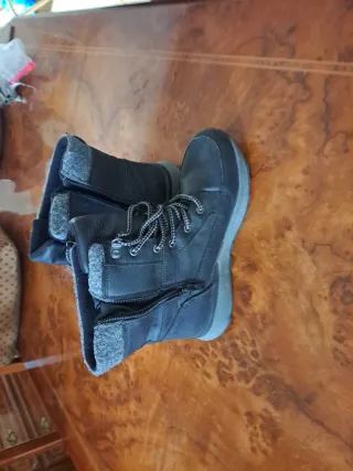 Botas de invierno negras y grises