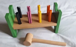 Juego de martillo y clavijas de madera IKEA