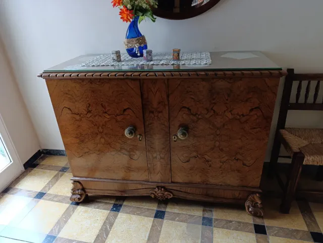 Cómoda antigua de madera y cristal