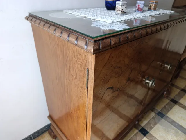 Cómoda antigua de madera y cristal