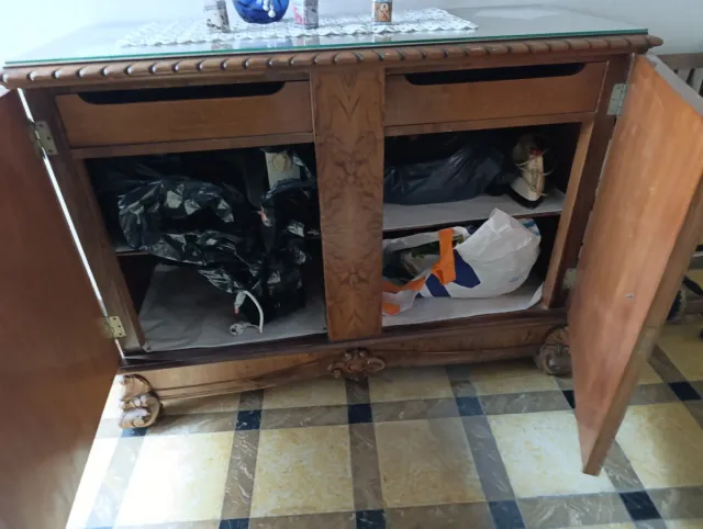 Cómoda antigua de madera y cristal