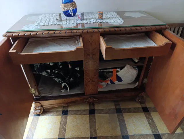 Cómoda antigua de madera y cristal