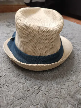 Sombrero beige con cinta azul