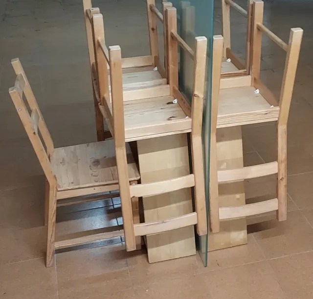 Mesa diseño caballetes y 5 sillas madera