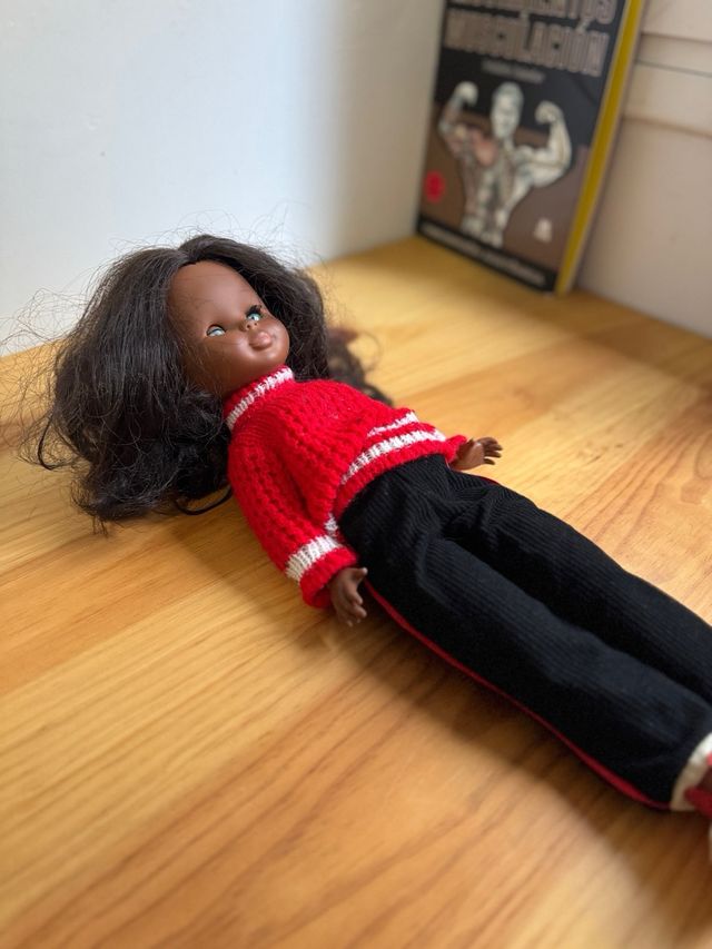 Bambola Nancy Nera con Gambe Rotte