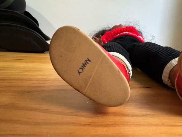 Bambola Nancy Nera con Gambe Rotte