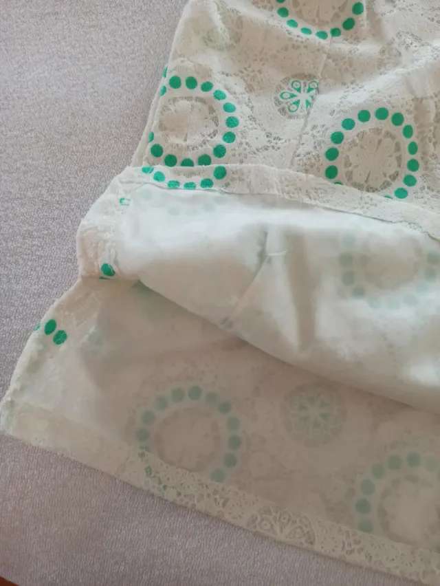 Camisa blanca con círculos verdes Talla S