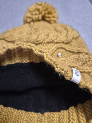 Gorro tejido Rip Curl con pompón y pedrería