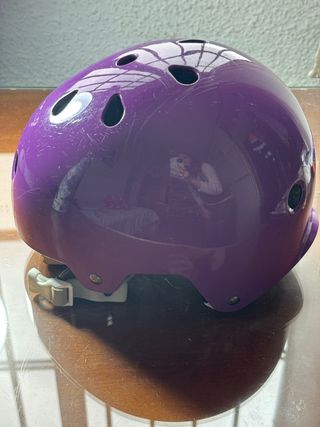 Casco patinaje morado niña