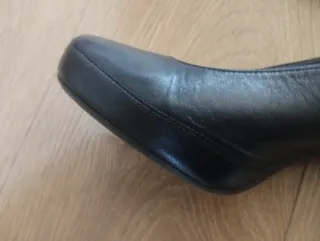 Zapatos de salón negros de piel.