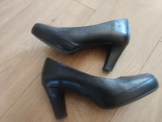 Zapatos de salón negros de piel.