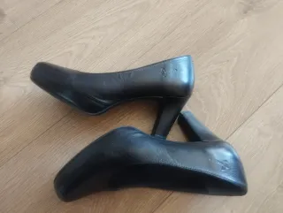 Zapatos de salón negros de piel.