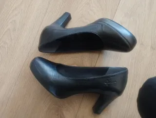 Zapatos de salón negros de piel.