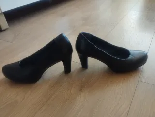 Zapatos de salón negros de piel.