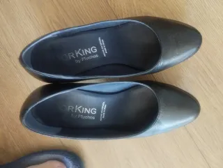 Zapatos de salón negros de piel.