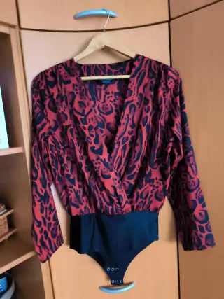 Body Camisa Estampado Animal Rojo y Negro