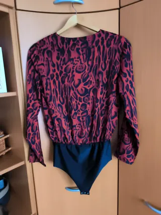 Body Camisa Estampado Animal Rojo y Negro