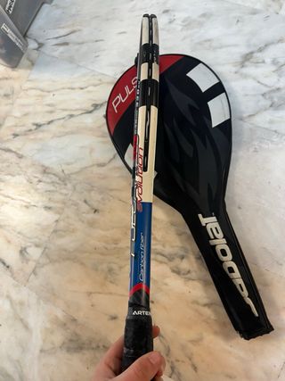 Raqueta de tenis Babolat con funda