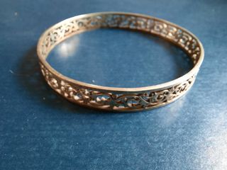 Pulsera de plata egipcia rígida.