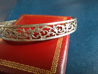 Pulsera de plata egipcia rígida.