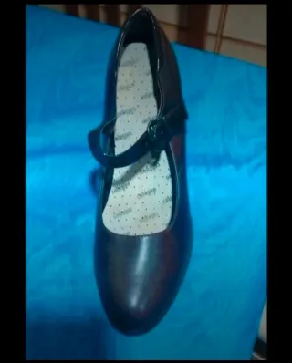 Zapatos de tacón marca Colleguien, burdeos nuevo.